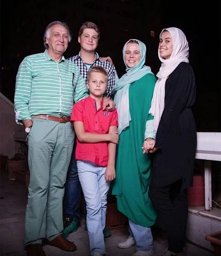 Screenshot 2025-11-04 at 11-17-11 بیوگرافی احمد نجفی و همسر اوکراینی و دخترانش علت ممنوع‌الکاری و حواشی احمدی نژاد_1.jpg (JPEG Image 768 × 960 pixels) — Scaled (99%)