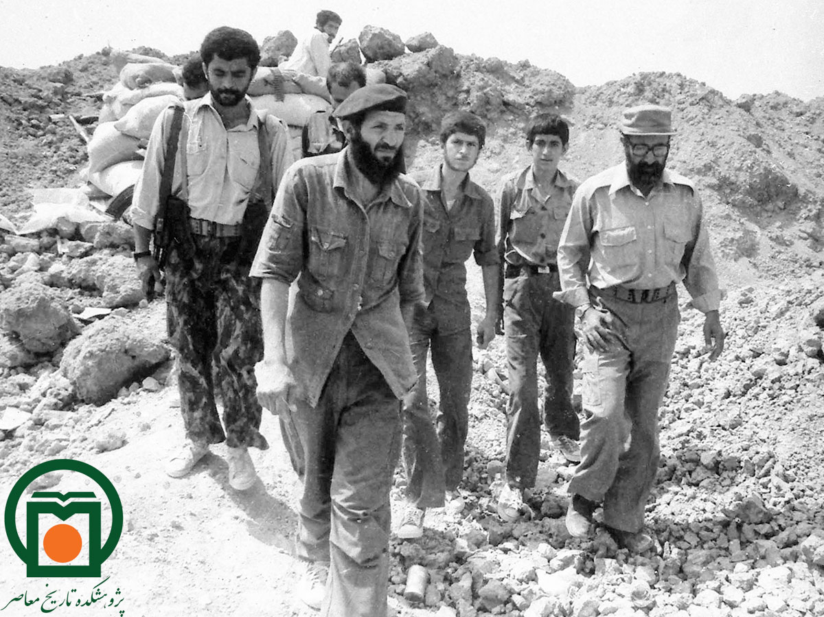شهید دکتر مصطفی چمران در کنار شهید سیدمجتبی هاشمی و برخی اعضای گروه فدائیان اسلام در جبهه جنگ سال 1359)