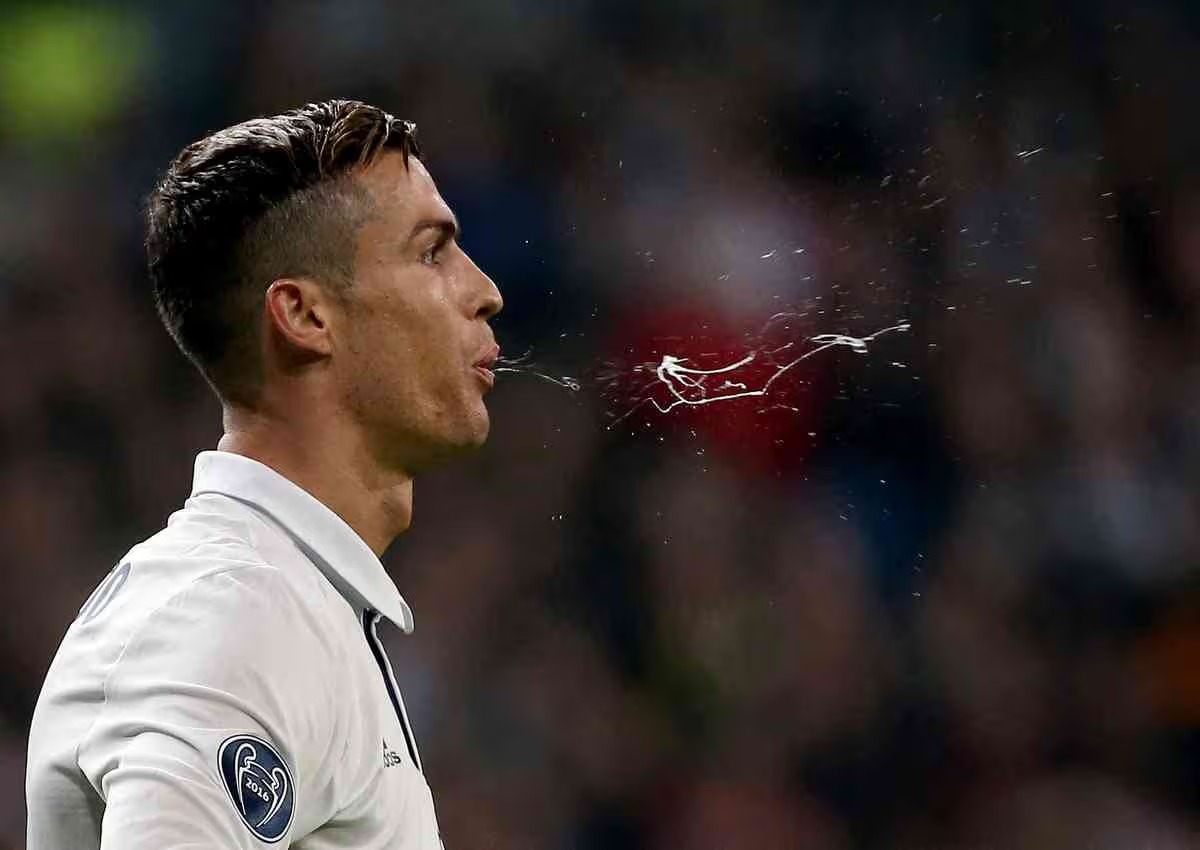 Scientifically-Why-Football-Players-Spit-so-Much_Ronaldo_24hfootnews_11zon