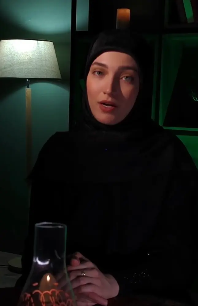 بیوگرافی هانیه مومنیان مجری شبکه آی فیلم