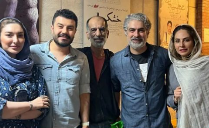 رعنا آزادی ور و همسرش مهدی پاکدل، پیمان طالبی مجری برنامه طبیب و همسرش بازیگر تبلیغات تلویزیونی در پشت صحنه یک تئاتر