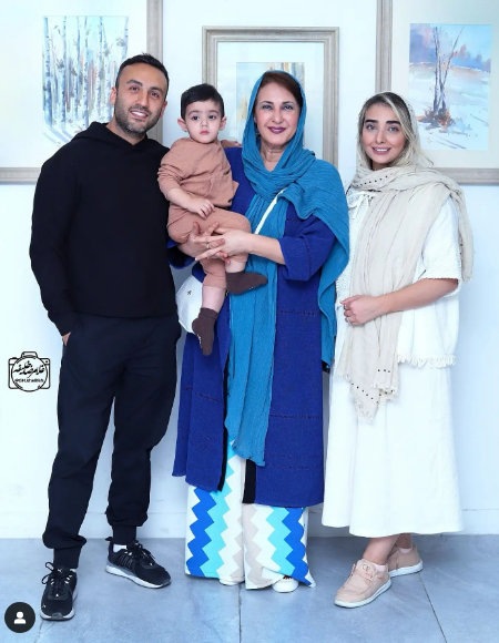 فاطمه گودرزی بازیگر سینما و تلویزیون در کنار پس و عروسش و نوه اش در نمایشگاه نقاشی