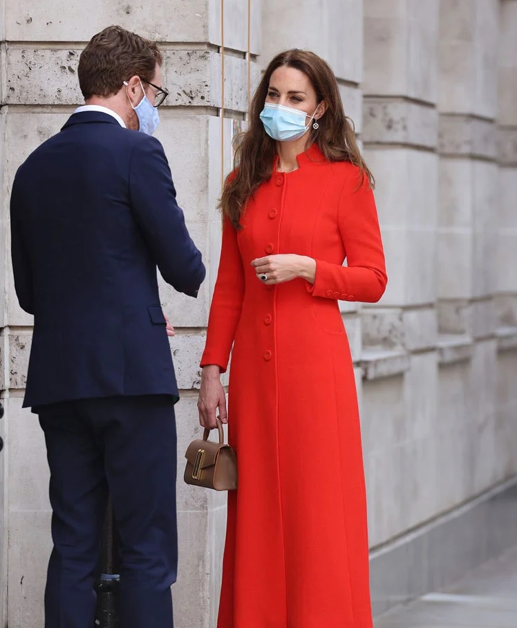 Kate-Middleton-Red-Coat-Lead-2000