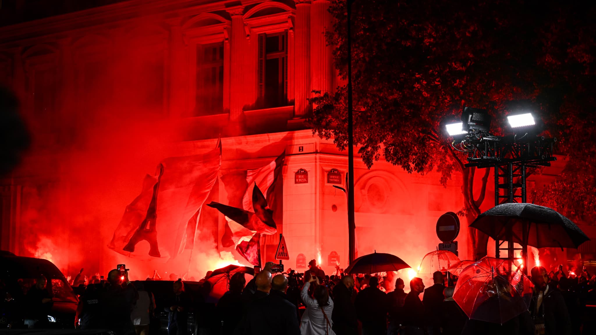 Les-ultras-parisiens-reunis-devant-le-theatre-du-Chatelet-pour-celebrer-le-Ballon-d-or-d-Ousmane-Dembele-2142274