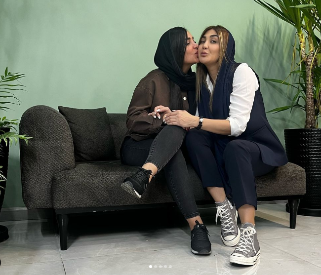 عکس مریم معصومی که در تبلیغ برای آرایشگرش سنگ تمان گذاشته و نوشته اگه صدبار دیگه به دنیا بیام بازم موهامو فقط دست تو میدم