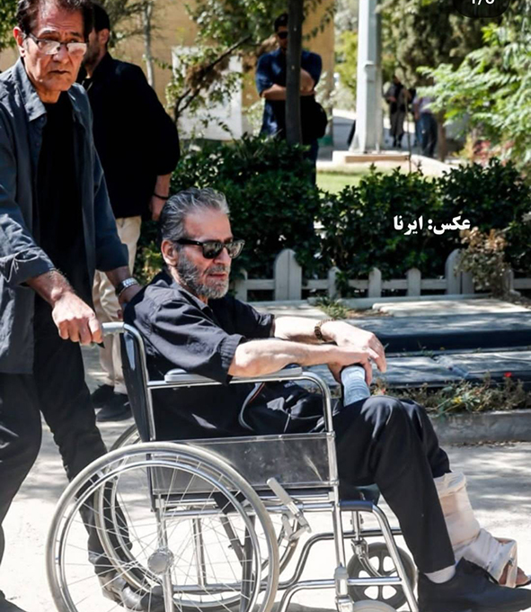 حضور ابوالفضل  پورعرب با ویلچر و پای آتل بندی شده در مراسم خاکسپاری صدرالدین حجازی