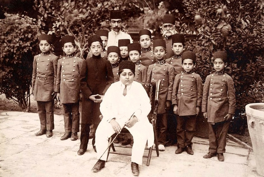 ‌احمدشاه قاجار  ‌را در جمع همکلاسی‌هایش ‌در سال 1289 هجری شمسی می‌بینید. (فرادید)