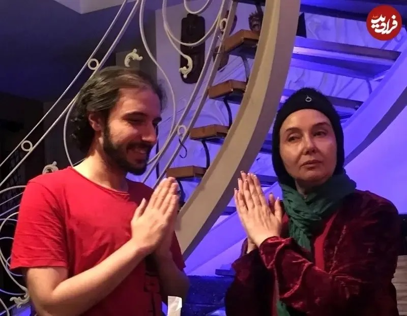 پسر-زلیخا-در-حال-بوسیدن-پیشانی-مادرش-1