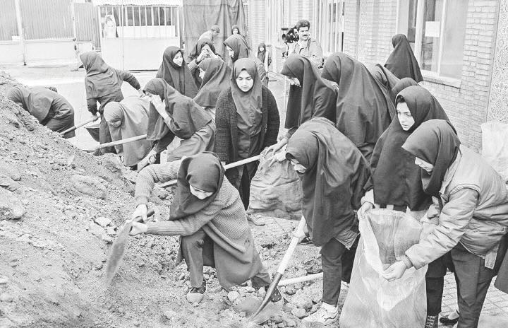 قاب تاریخ زنان در حال ساخت سنگر 