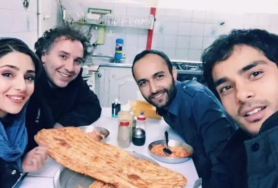 عکس لو رفته از 2 بازیگر مشهور ایرانی در قهوه خانه