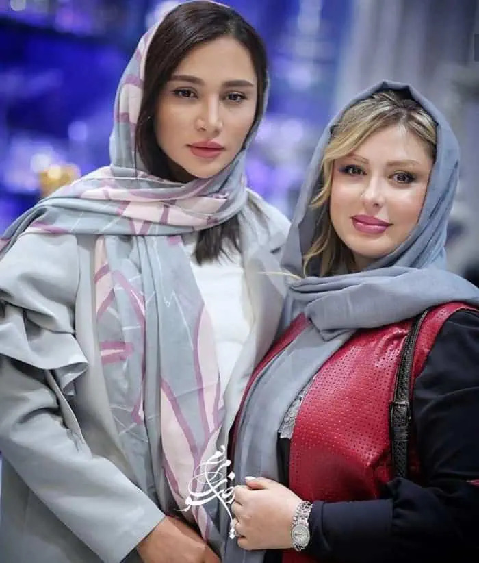 نیوشا ضیغمی در کنار خواهرش روشا