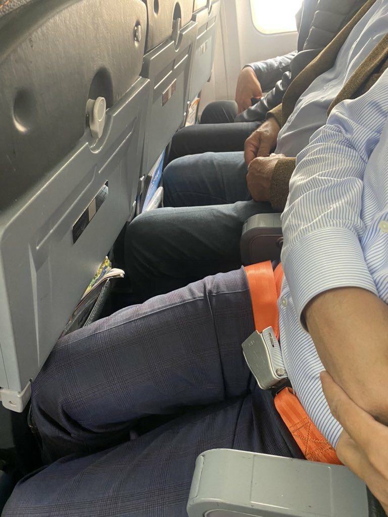 فاصله صندلی هواپیما