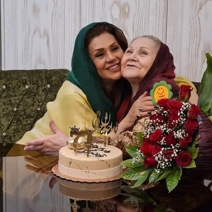 نسرین-مقانلو-و-مادرش