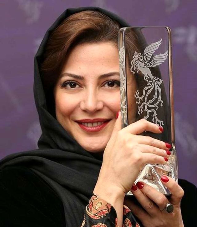 640px-طناز_طباطبایی_بعد_از_دریافت_جایزه_جشنواره_فیلم_فجر