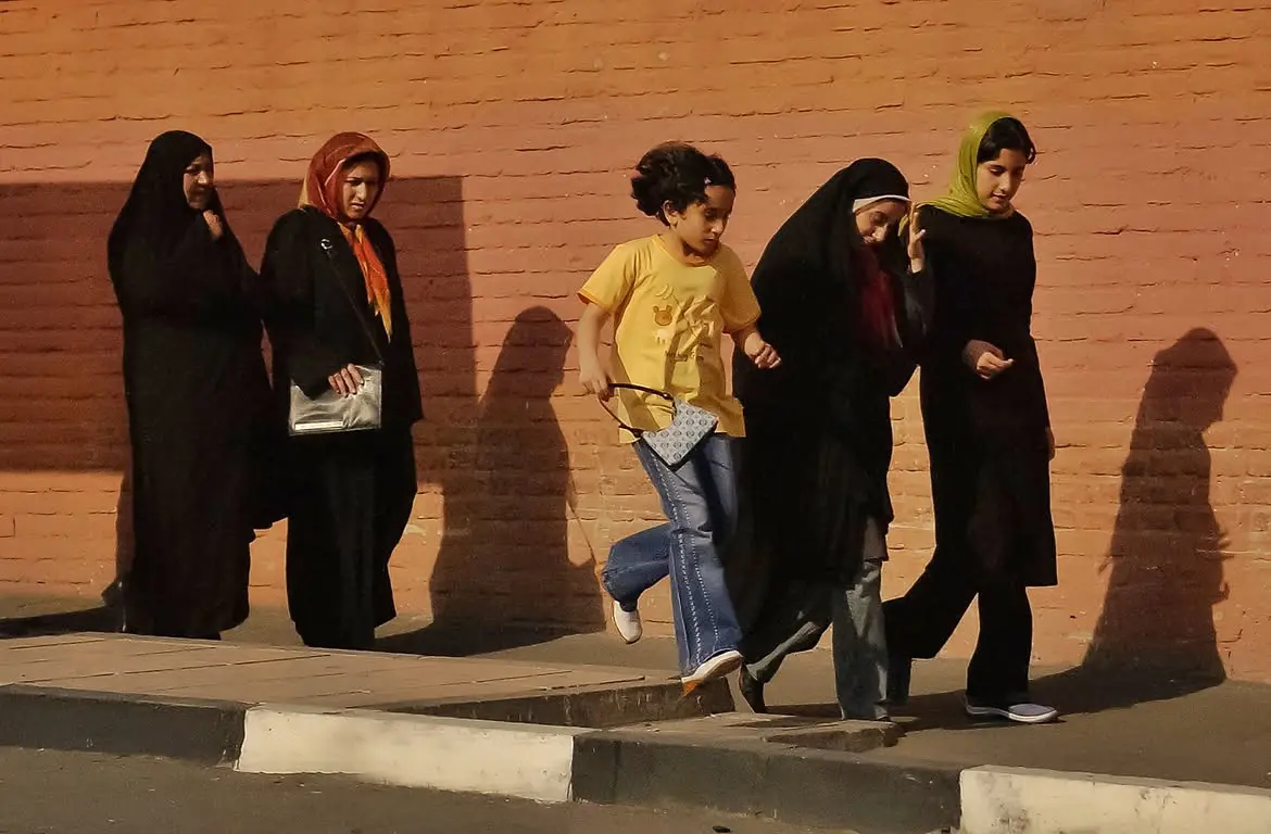تهران، خیابان کارگر شمالی ‌امیرآباد‌ ‌ ۳۰ خرداد ۱۳۸۳