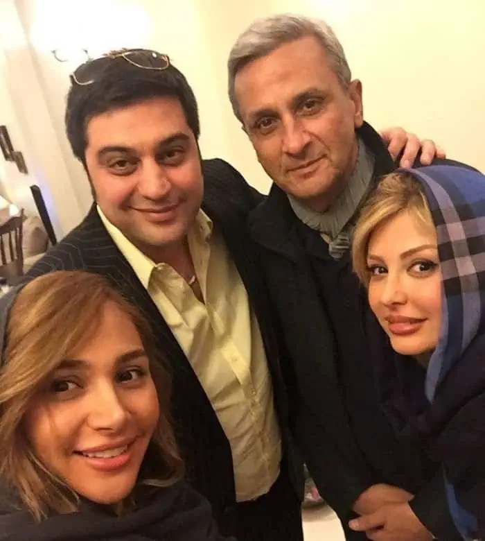 نیوشا ضیغمی در کنار همسر، پدر و خواهرش