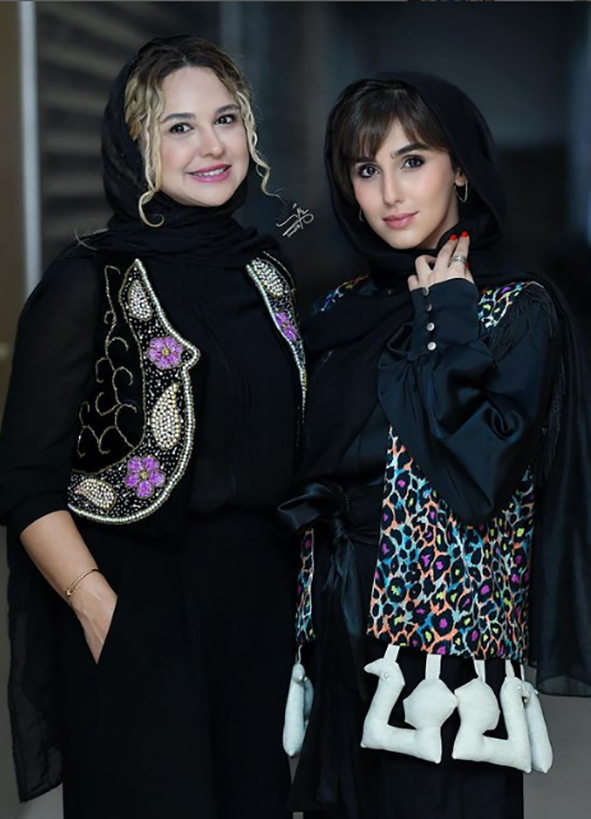خانم ها نگار نیکدل و نیلوفر هوشمند در اکران مردمی فیلم سینمایی کارزار
