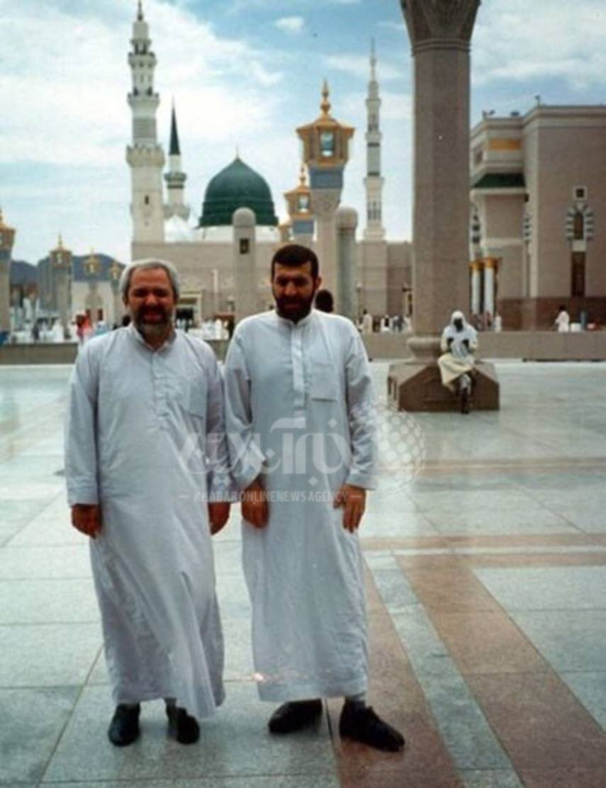 تصویری قدیمی از محمدجواد ظریف با لباس عربی در مسجد النبی شهر مدینه را، ببینید.