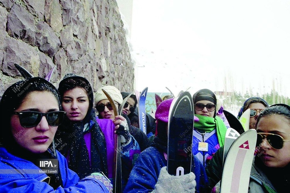 دختران اسکی باز ‌ در پیست اسکی دیزین اوایل دهه هفتاد(آژانس عکس ایران)