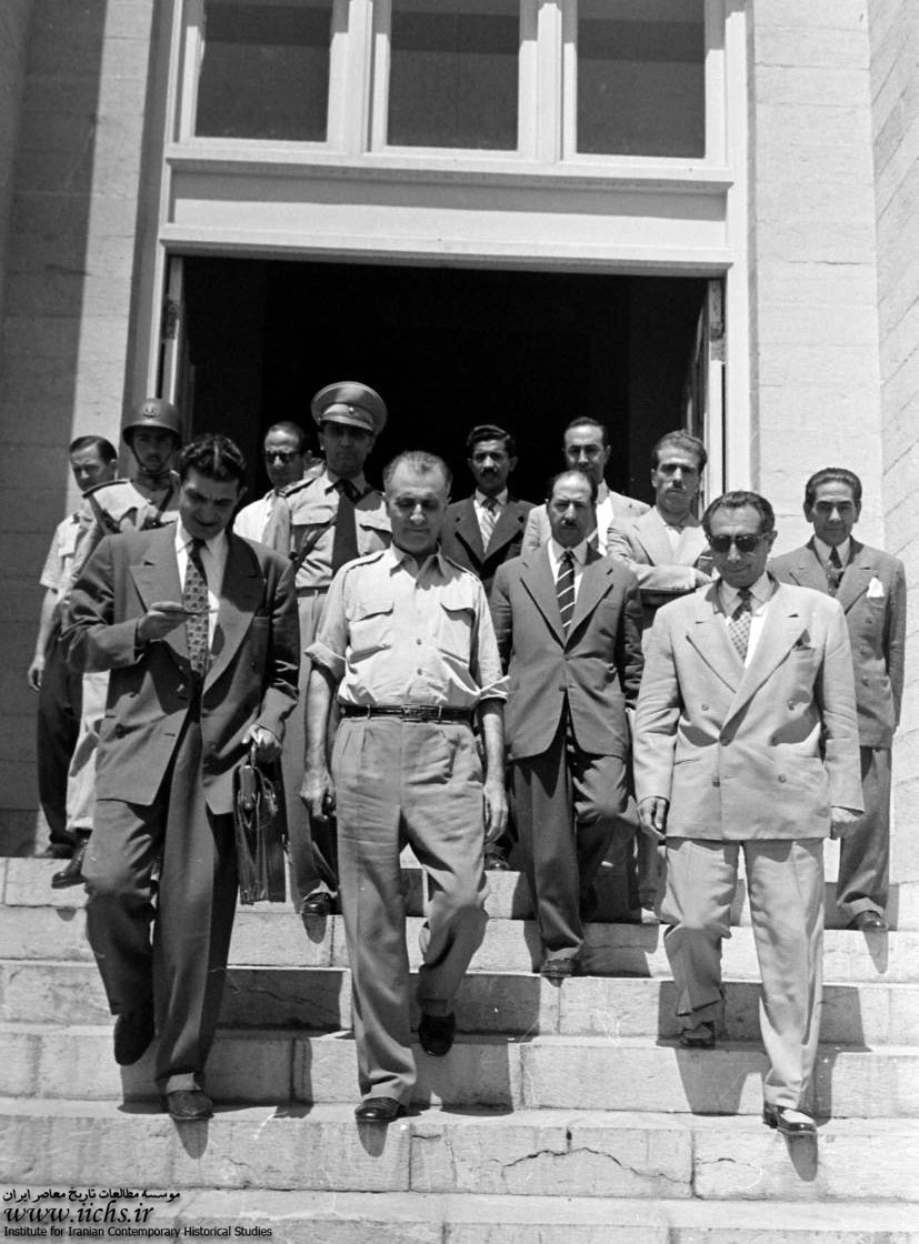 فضل الله زاهدی درکنار فرزندش اردشیر زاهدی،علی امینی وتنی چند از اطرافیانش یک روز پس از موفقیت کودتای 28 مرداد