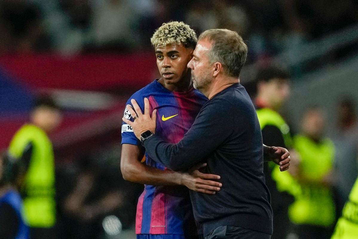 hansi-flick--conversa-con-lamine-yamal--i--durante-el-partido-de-la-tercera-jornada-de-la-liga-de-campeones-que-fc-barcelona-y-olympiacos-fc-disputan-este-martes-en-el-estadio-olimpico-lluis-companys--efe-alejandro-g