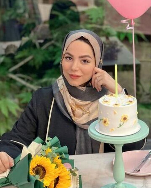 Screenshot 2025-09-26 at 13-33-28 نگاهی به کیک تولد محیا اسناوندی مجری صداو سیما با طرح گل آفتاب گردون_ مبارکا باشه عکس