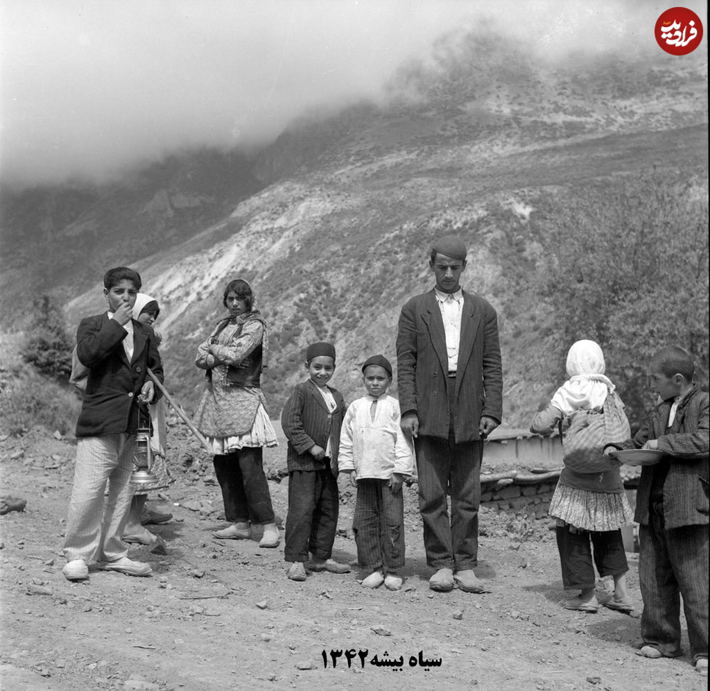 کودکان و نوجوانان اهل منطقه سیاه‌بیشه در مسیر جاده چالوس؛ سال 1342(فرادید)