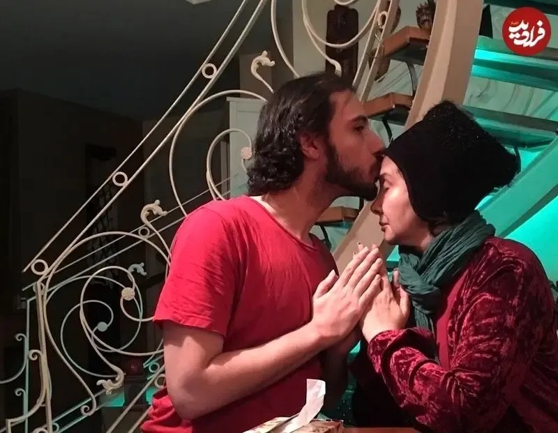 پسر-زلیخا-در-حال-بوسیدن-پیشانی-مادرش