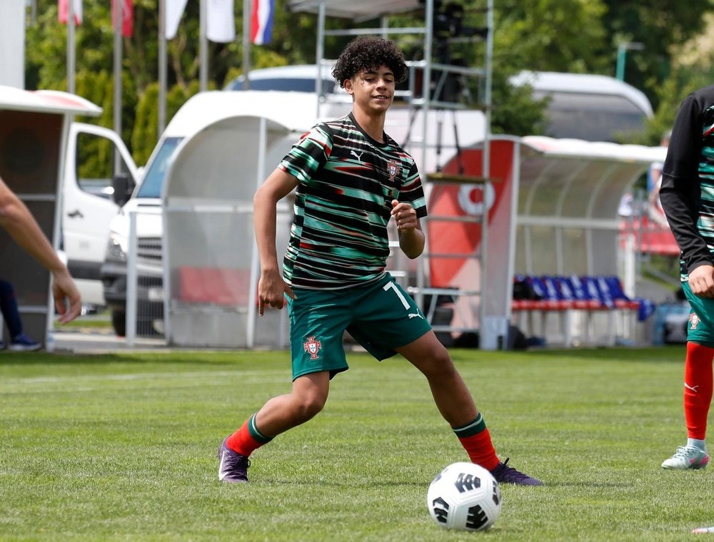cristiano-junior-calienta-con-portugal-sub-15-en-el-croacia-sub-15-portugal-sub-15-amistoso-en-mayo-de-2025--efe-antonio-bat