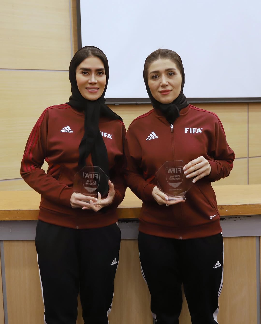 گلاره ناظمی داور بین المللی فوتبال و برادر کو÷ال ناظمی در مراسم تجلیل از داوران بین المللی (1)