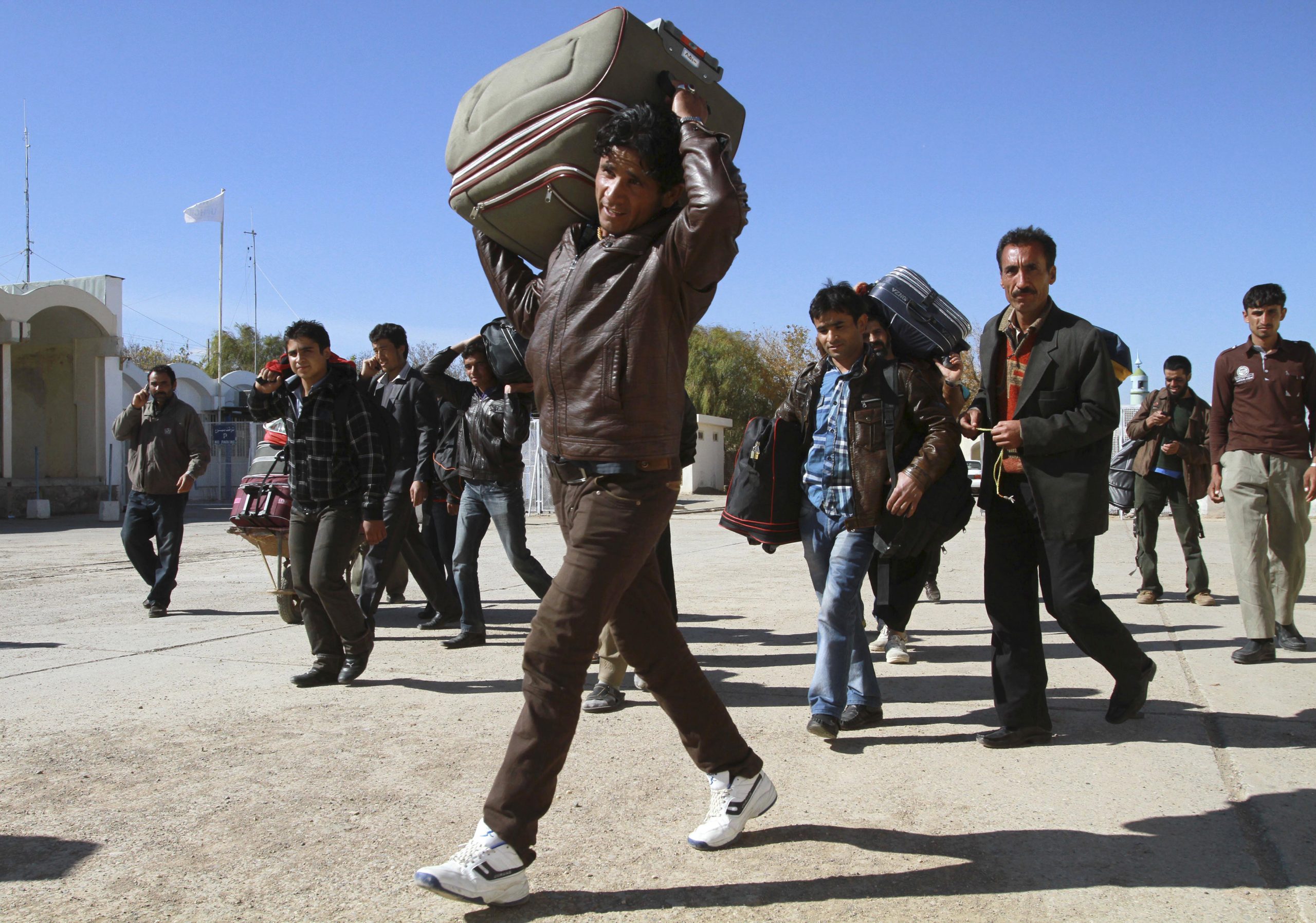 2012-12-02T120000Z_1162959713_GM1E8C21A4I01_RTRMADP_3_AFGHANISTAN-IRAN-REFUGEES-scaled