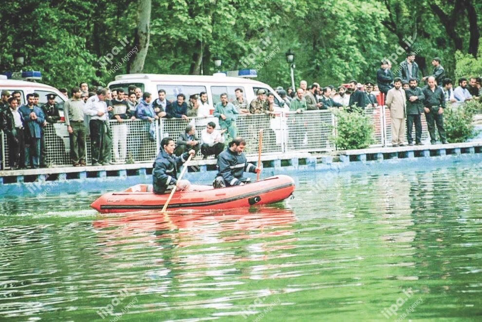 قاب تاریخ  دانش اموزان غرق شده در دریاچه پارک شهر 