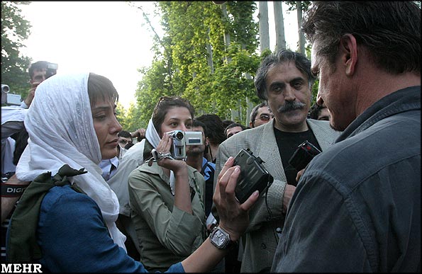 Sean_Penn_Visits_Cinema_Museum_In_Tehran_20