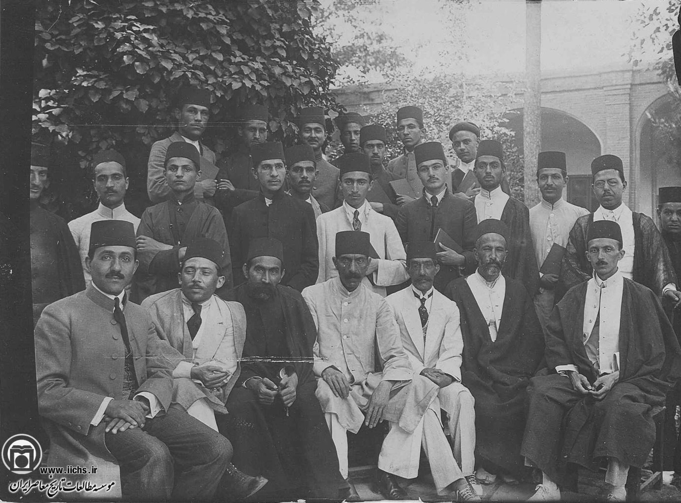 جمعی از معلمان و محصلان دارالفنون در اواخر دوره قاجاریه (سال 1301ش)