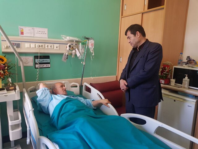 عیادت احمد دنیامالی وزیر ورزش از مهدی تاج رییس فدراسیون فوتبال 