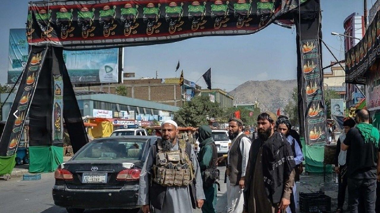 ببینید | دستگیری عوامل تخریب پرچم‌های محرم توسط طالبان