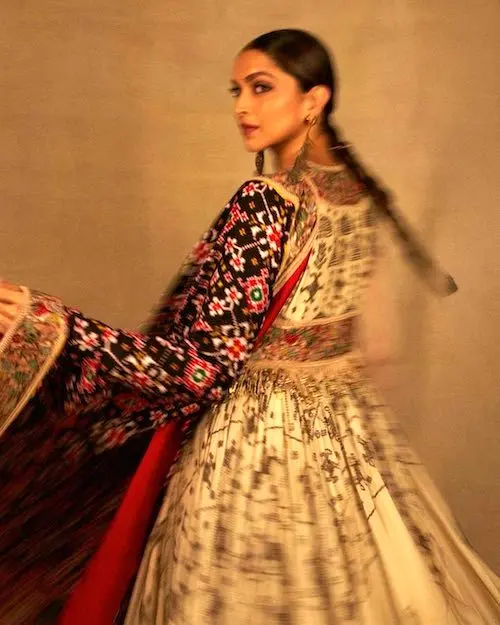 ساری گلدوزی‌شده دیپیکا