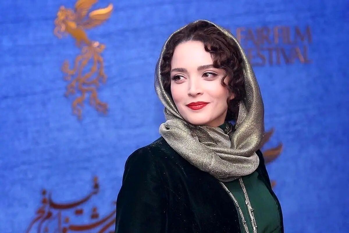 عکس یادگاری بهنوش طباطبایی و دانشجوهایش در دانشگاه