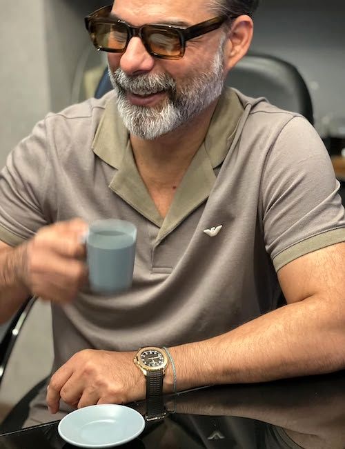 ساعت قهوه‌ای پیمان معادی