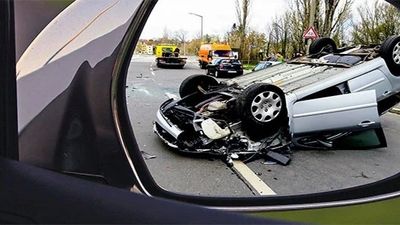 ۸ مصدوم در واژگونی ون در جاده کرج