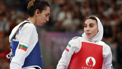 ببینید | خداحافظی با علیرضا حیدری روی آنتن زنده پس از صحبت‌هایش درباره کیمیا علیزاده و ناهید کیانی 