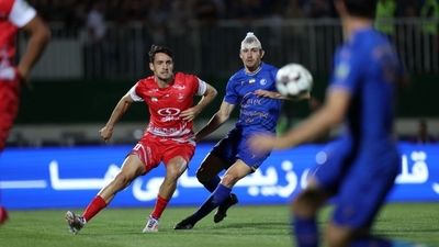 بارش برف دربی استقلال و پرسپولیس را تعطیل کرد