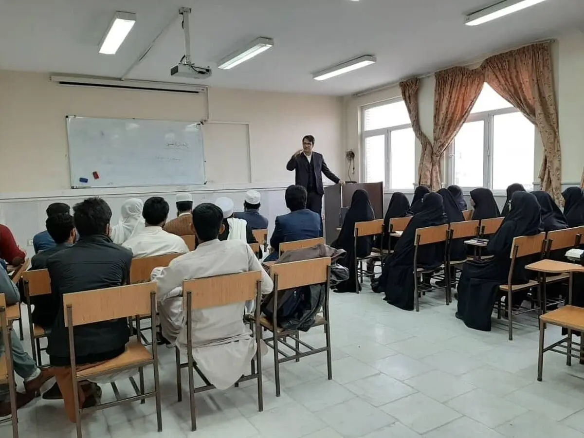 تصویر یک نوزاد روی زمین کلاس دانشگاه خبرساز شد