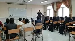 تصویر یک نوزاد روی زمین کلاس دانشگاه خبرساز شد