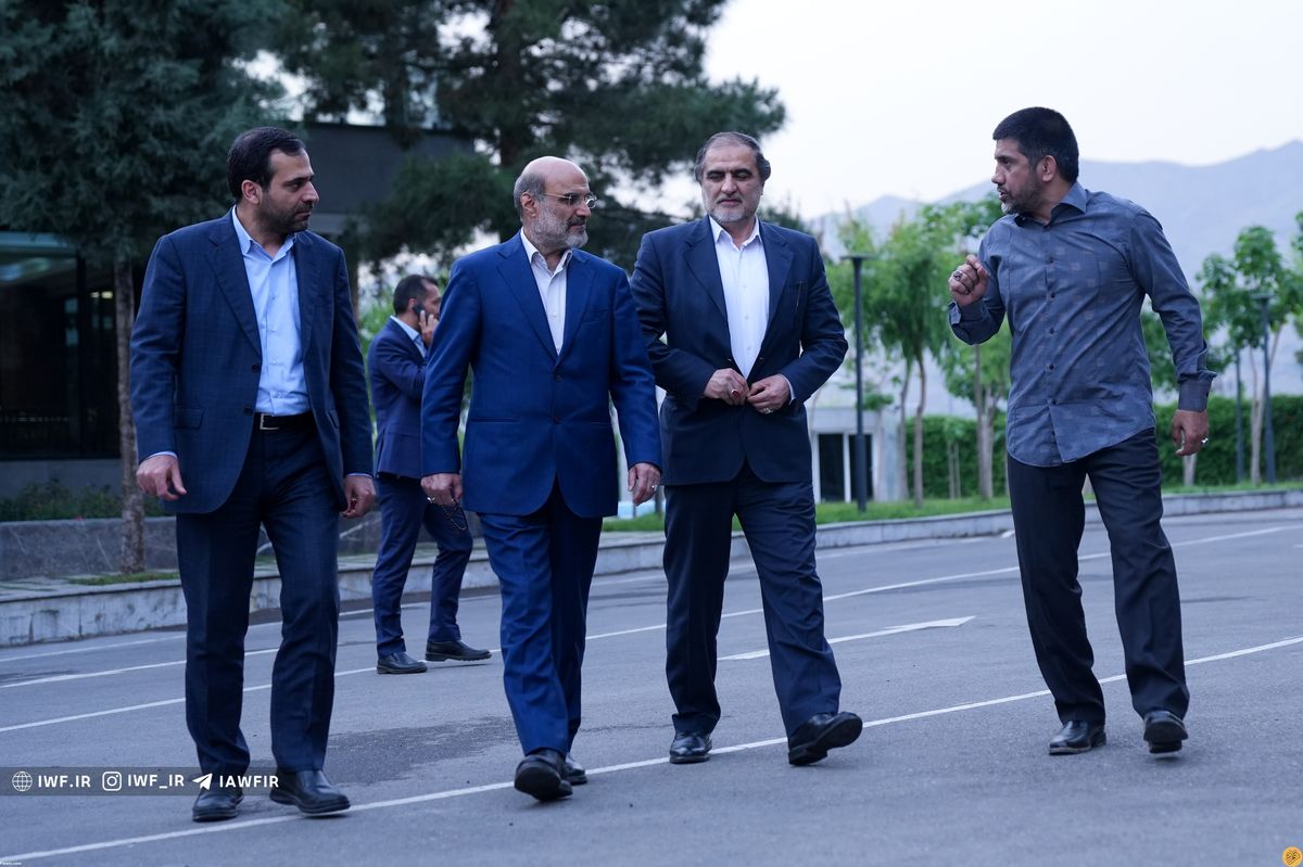 برکناری خطیر، ذوقزدگی نکونام و دلهره آبیها
