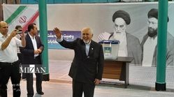 عکسی از لحظه رأی دادن محمد جواد ظریف