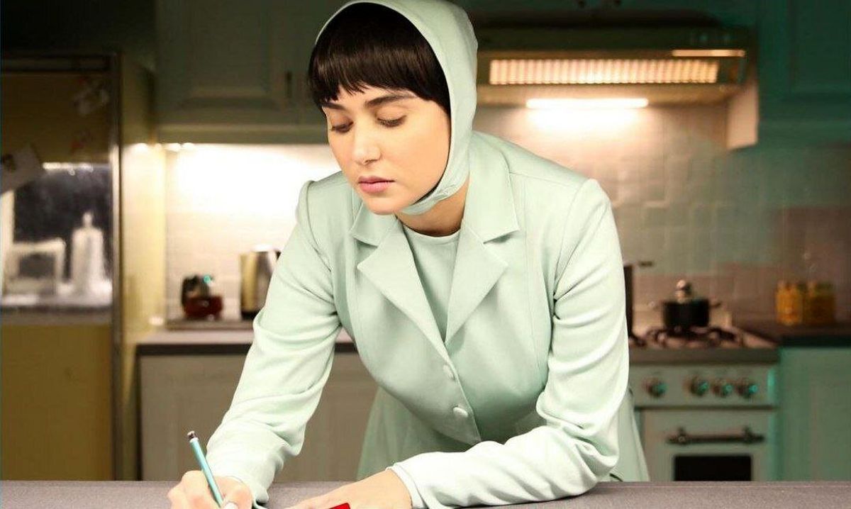 استایل | تیپ جنگلی پریناز ایزدیار با کلاه اسپرت در طبیعت گردی