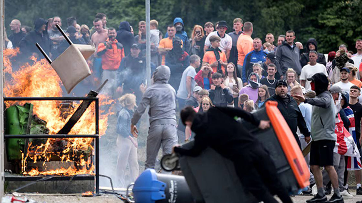 انگلیس در باتلاق شورشها| تاثیر شبکههای اجتماعی و بیگانههراسی بر دامن زدن به اغتشاشات در بریتانیا چیست؟