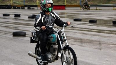 قفل موتورسواری زنان در آستانه شکسته شدن