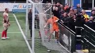 مشت زدن دروازه‌بان به یک هوادار بازی را لغو کرد